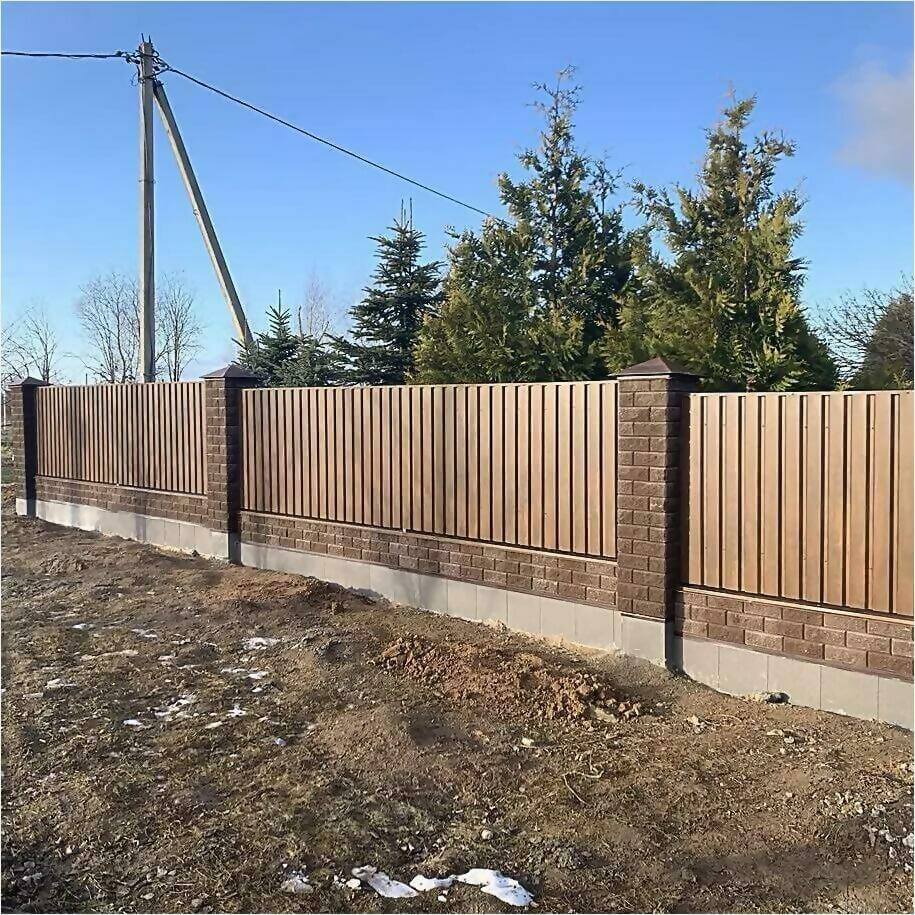 Забор из профлиста НС-21 цвет Printech темное дерево фото1 в Парабели