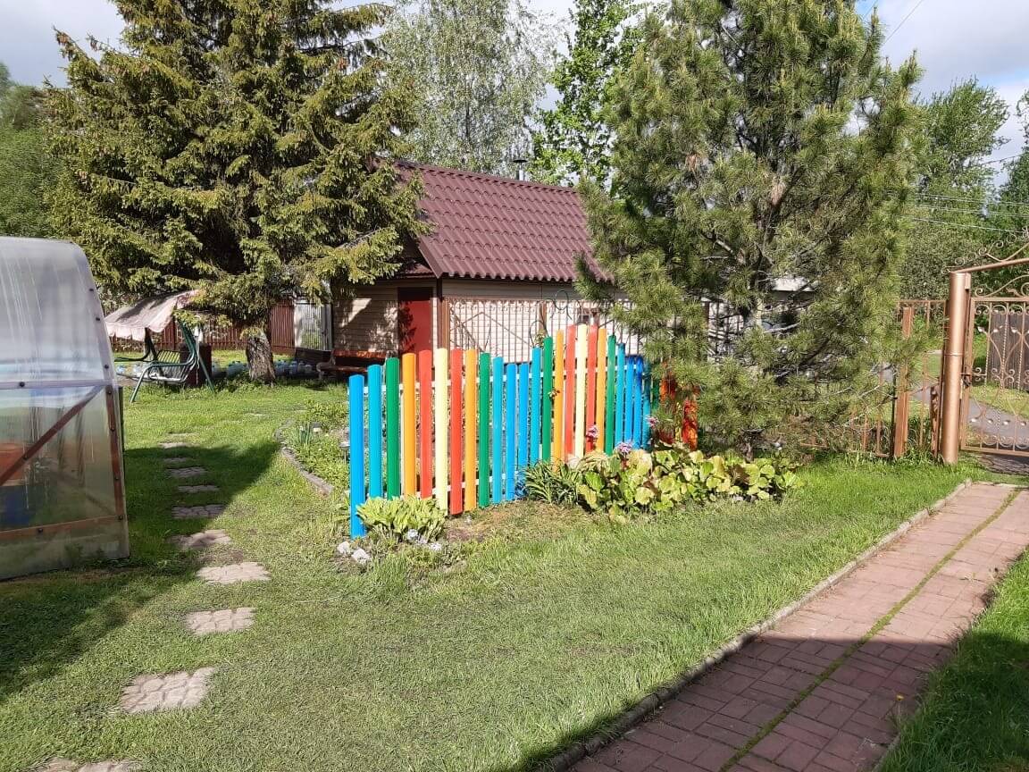 забор из разноцветного штакетника односторонний фото2 в Парабели