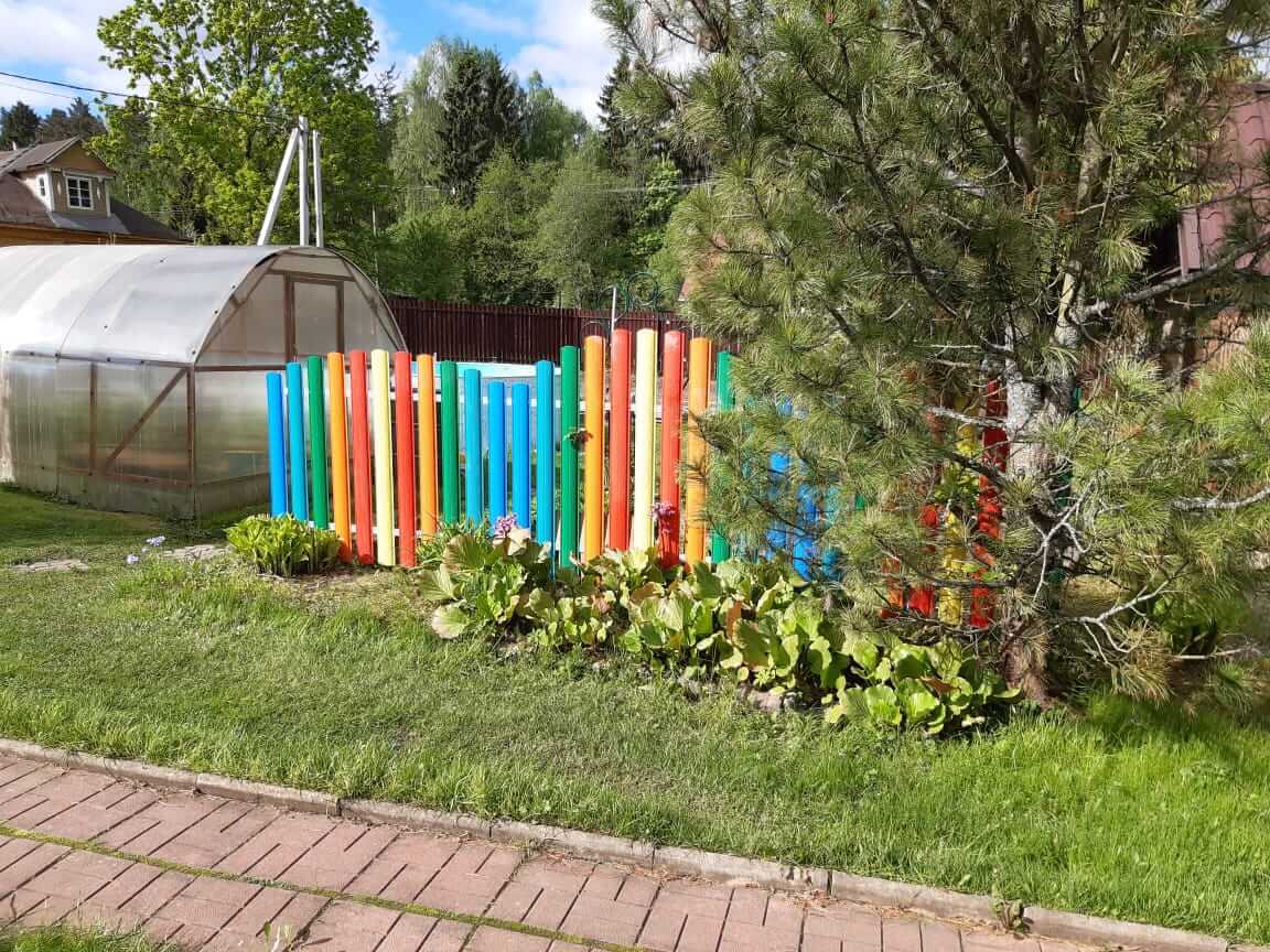 забор из разноцветного штакетника односторонний фото1 в Парабели