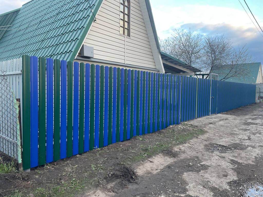 Забор из штакетника двух цветов 16м RAL6005 Зеленый Мох + RAL5002 Синий Ультрамарин фото 2 в Парабели