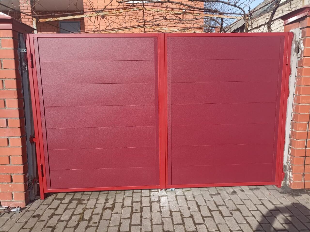 Ворота и калитка из металлопланкена 4м RAL3005 Красное Вино, Стальной Бархат фото 1 в Парабели