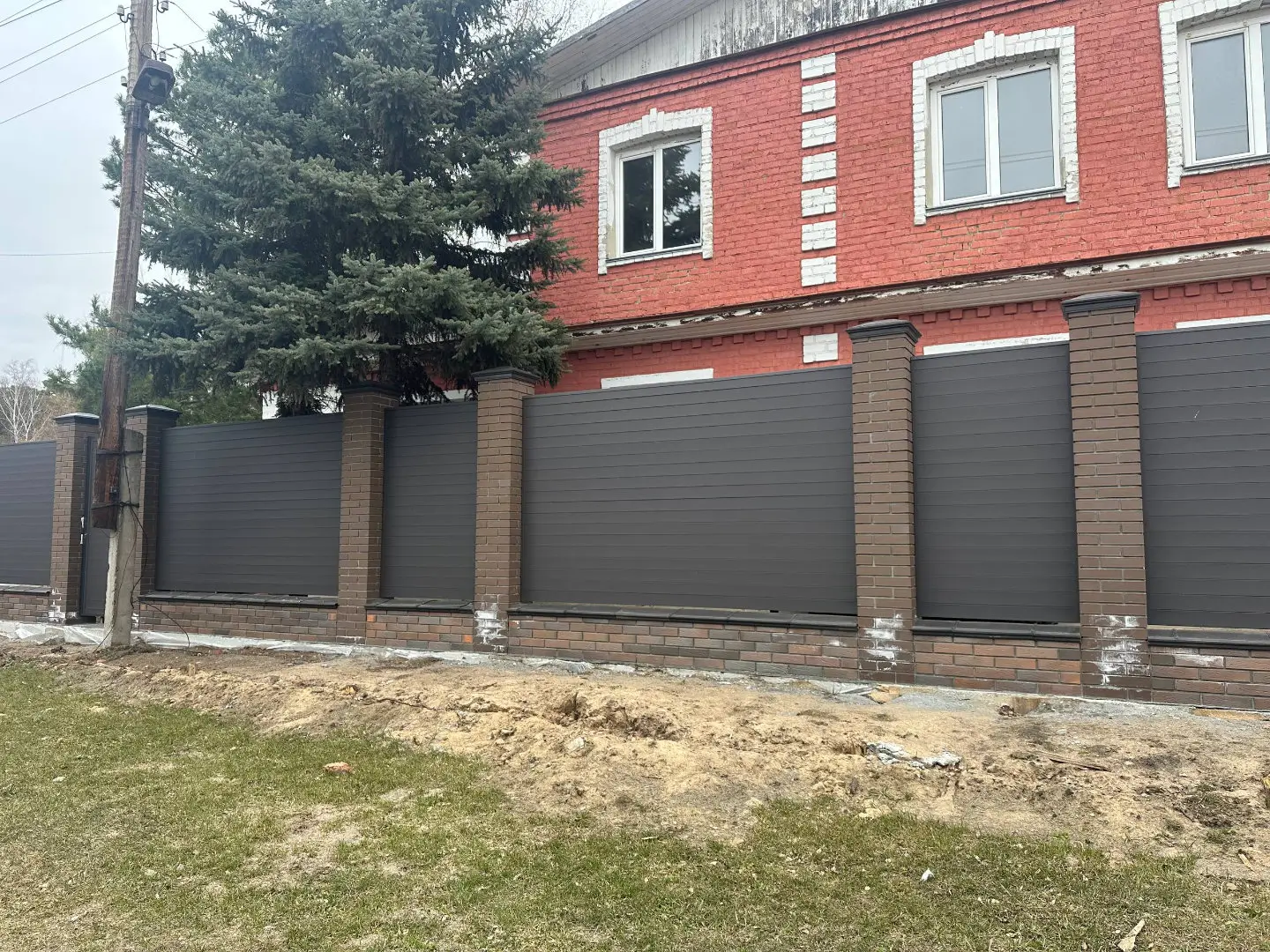 Забор-ранчо из металлического планкена 28м RAL8019 Темный Шоколад МАТТЕ в Парабели